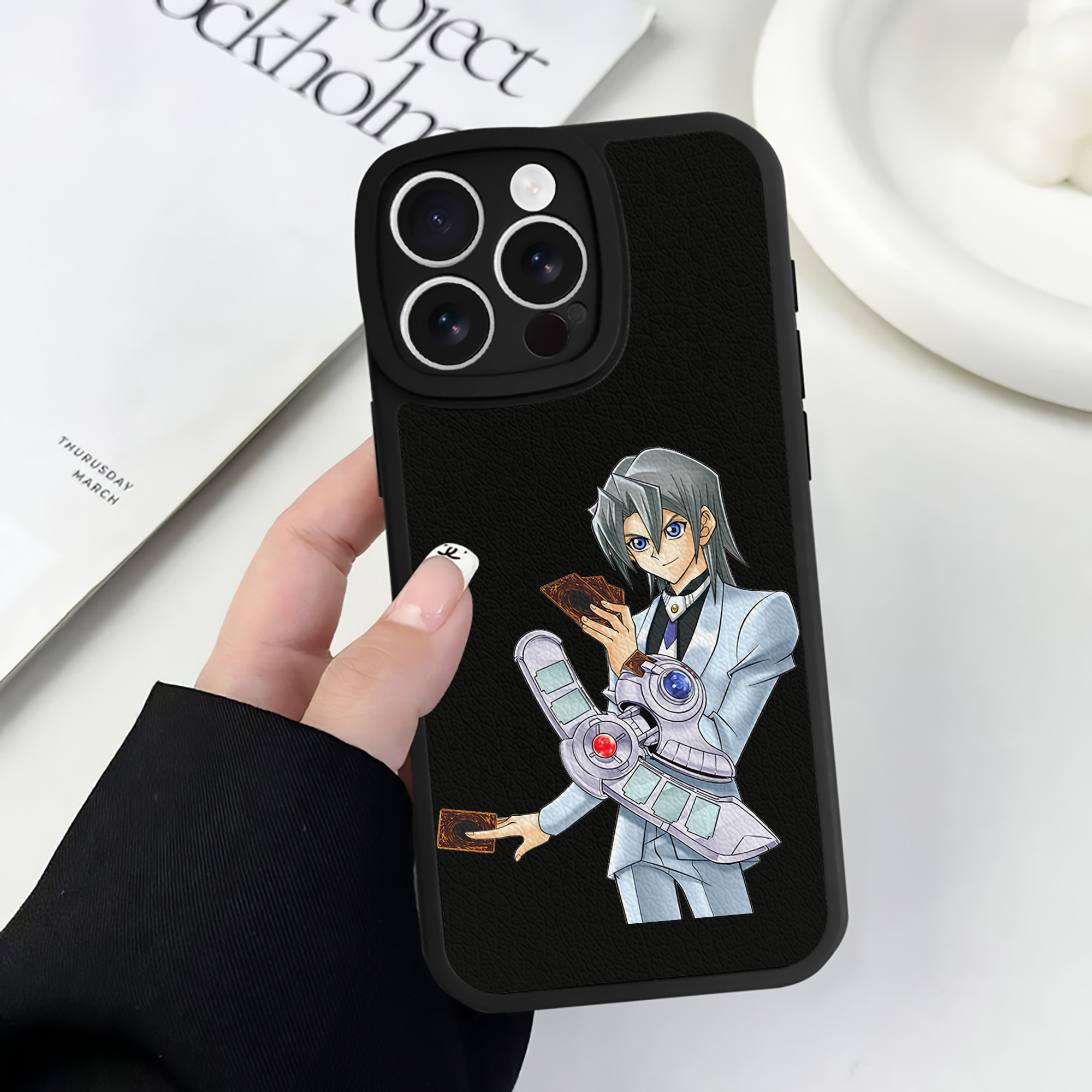 遊☆戯☆王 Yu-Gi-Oh! 【iPhone 16シリーズ対応】シリコンスマホケース（レザー調） 材質：シリコン